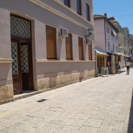 Plaza Del Oriente Old Town * מוסטר